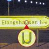 (rp)   Den Spruch kennt jeder: „Ich lass mir doch nicht ein X für ein U vormachen“, also, mich nicht betrügen. Unweigerlich daran erinnert wird, wer derzeit den neuen Wegweiser am neuen Kreisel in Oerlenbach genauer betrachtet. Denn dort versucht ein auf dem Kopf stehendes kleines „N“ ein kleines „U“ zu ersetzen. Auf diese kleine Panne hingewiesen hat uns eine Leserin. „Irgendwie waren die Damen oder Herren, die für das Bekleben des Schildes zuständig sind, nicht in der Lage, ein „U“ richtig zu kleben, interpretiert Jeanet Hilpert. Bei der Beurteilung dieses Missgeschicks, bei dem das kleine „U“ wahrscheinlich spiegelverkehrt eingesetzt wurde, schwankt sie zwischen „sehr lustig“ und „peinlich“. Die Redewendung, jemandem ein X für ein U vormachen, basiert übrigens auf den römischen Zahlen, bei denen Buchstaben für Zahlen stehen. So wird der Buchstabe V, der für die Zahl 5 steht, zu einem X, wenn die Striche nach unten verlängert werden. Das X wiederum steht für die Zahl 10. Steckt nicht Schlamperei beim Schreiben, sondern Absicht hinter der Verlängerung des V zum X, dann war es Betrug, den man in früheren Zeiten gerne Geldverleihern und Gastwirten unterstellte. Im vorliegenden Fall allerdings ist wohl eher von einem Irrtum auszugehen – mit an Sicherheit grenzender Wahrscheinlichkeit sogar.