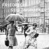 Friedrich Seidenstücker: Von Nilpferden und anderen Menschen (Hatje Cantz, 328 Seiten, 287 Abbildungen in Duplex, sieben Abbildungen in Farbe, 23,5 x 28 cm, 39,80 Euro)Friedrich Seidenstücker (1882–1966) ist bekannt für seine atmosphärischen Aufnahmen vom Berliner Alltagsleben der Weimarer Republik. Unter den Tier- und Zooliebhabern erwarb er sich mit seinen einfühlsamen Tierstudien einen geradezu legendären Ruf. Für Historiker sind seine eindringlichen Aufnahmen des zerstörten Berlin eine kostbare Quelle. Seine Bilder wirken, als wären sie das Resultat einer spontanen, anteilnehmenden Momentfotografie, frei von jeder Überhöhung oder Extravaganz, und sie zeugen von einem Humor, den man in der Fotografie eher selten findet. Sein Werk ist von einem grundsätzlichen Optimismus getragen, ohne jedoch die Härten, die Armut und das Elend der Zeit zu verschweigen. Neben sieben Textbeiträgen, die sich mit Seidenstückers Werk im Kontext der Fotografiegeschichte der ersten Hälfte des 20. Jahrhunderts auseinandersetzen, beinhaltet die Publikation auch einen wissenschaftlichen Anhang.