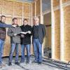 Zufriedene Gesichter: Architekt Christopher Rathmann (links) bespricht mit Bürgermeister Thomas Eberth (Zweiter von rechts), Bauamtsleiter Stefan Geißler (Zweiter von links) und Ingenieur Arno Rosel (rechts) die weiteren Arbeiten zum Umbau des Alten Feuerwehrhauses.
