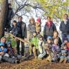 (rp)   Neue Gesichter bestimmen künftig die Geschickte des Waldkindergartens Fliegenpilz mit. Bei der Jahresversammlung des Trägervereins Ende Oktober gaben Volker Schottdorf, Vorsitzender und Schriftführer, sowie Kassenwartin Andrea Schottdorf ihre Ämter laut einer Pressemitteilung „auf eigenen Wunsch hin“ ab. Zum neuen Vorsitzenden gewählt wurde der Lehrer Hans Peter Mankel (hinten links). Neue Schriftführerin ist Brigitta Schneider-Bettenwort, die Kasse übernimmt Nicolai Kayser und Daniel Dietz verstärkt den Vorstand als neuer Beisitzer. Die stellvertretende Vorsitzende Conny Zimmermann (hinten, zweite Erwachsene von links), sowie die beiden Beisitzerinnen Evi Füller und Sabine Sell wurden in ihren Ämtern bestätigt. Der neue Vorstand bleibt zwei Jahre im Amt. Sein Hauptziel ist es, die pädagogische Arbeit des Kindergartens zu unterstützen. Neu aufgestellt ist auch das fünfköpfige pädagogische Team, das den Nachwuchs des Kissinger Waldkindergartens seit September betreut. An der Seite von Leiterin Vera Wilm (sitzend, links) und Erzieherin Karin Fischer (hockend, rechts) arbeiten als Neulinge die Kinderpflegerin Heidi Wolf (hinten, Zweite von rechts) und Vorpraktikantin Sabrina Kober (hinten rechts). Für Wolf ist es eine Rückkehr: Die Fuchsstädterin hat bis vor zwei Jahren bereits im Waldkindergarten gearbeitet. Kober kommt aus Oehrberg und ist im ersten Ausbildungsjahr zum Beruf der Erzieherin. Die ehemalige Kinderpflegerin Nathalie Schreiner hat die Ausbildung zur Erzieherin erfolgreich abgeschlossen und unterstützt die Arbeit des Personals an mehreren Tagen in der Woche.