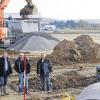Industriegebiet Wachtelberg: Bürgermeister Thomas Eberth (links) erläutert in Kürnach zusammen mit Bauleiter Frank Reuter (Mitte) und Polier Werner Heinisch (rechts) von der August Ullrich GmbH die Arbeiten auf der Baustelle vor Ort.