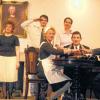 Schick und mit Stil: Die Theatergruppe in Rüdenhausen spielt die Komödie „Abends, wenn die Ahnfrau geistert“. Dabei wirken mit (von links): Hans Schierer, Inge Held, Bernd Lindner, Carina Lang, Michaela Schierer, Ludwig Dürr, und Peter Mauermann. Mit von der Partie ist außerdem Karin Lauerbach, die Regie führt Elfriede Sinn.