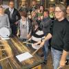 Mal kräftig auf die Pauke hauen: Der Spielmannszug der Ranzengarde beim wöchentlichen Training im Evangelischen Gymnasium am Frauenlandplatz. Links Leiter Hand-Dieter Nietsch, recht der Musiklehrer Jochen Kuhn.