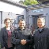 (imro)   Am 15. November wird die gemeindliche „Waldgaststätte“ wieder eröffnet. Der neue Pächter heißt Massimo Pilia (Mitte).  Das Lokal wird „La Quercia“ (Die Eiche) heißen. Pilia dürfte manchem bekannt sein, denn er führte viele Jahre das „La Fontana“ in Höchberg. Serviert werden italiensche Gerichte zum Mittags- und Abendtisch. Die Waldgaststätte bietet ein gemütliches Ambiente und ein Nebenzimmer für Familienfeiern. In der warmen Jahreszeit laden zusätzlich ein großer Biergarten mit Spielplatz  und eine Terrasse zum Sitzen im Freien ein. Auf eine gute Zusammenarbeit freuen sich Bürgermeister Alfred Endres (rechts) und Geschäftsleiterin Tanja Hamberger.