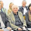 Preisverleihung in der Kunsthalle: vorne Bezirkstagspräsident Erwin Dotzel mit Heinz und HelgaAltschäffel, hinten Bezirksrat Peter Motsch und das Ehepaar Gudrun und Utho Grieser.
