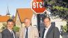 Vor einem der neuen Schaltkästen in Theilheim: Klaus Markert (Deutsche Telekom), Bürgermeister Hubert Henig und Breitbandpate Martin Redelberger.