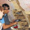 Gründliche Untersuchungen: Dr. Thomas Eißing vom Institut für Archäologie, Denkmalkunde und Kunstgeschichte der Otto-Friedrich-Universität Bamberg besuchte mit mehreren Studenten das 400 Jahre alte Wohnstallhaus in Herlheim. Durch Entnahme eines Bohrkerns (Bild) aus den Holzbalken und deren Untersuchung im Dendorlabor sollte das Alter des Holzes bestimmt werden.