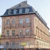 Markant: Der Rote Bau in der Theaterstraße.