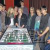 Zu den Attraktionen des Jugendtreffs zählen die “KickerTurniere“: (von links) Pfarrer Stefan Stauch, passionierter Schalke-Fan, Johannes Heinz, Elke Schömig, Emily Vogel, Tamara Häusler, Annalena Glaß, Simon Schömig, Isabell Pfister, Conny Beck, Sebastian Beck und Maximilian Heinz.