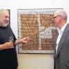 Ausstellung: Künstler Walter Bausenwein und Mitveranstalter von Kultur im Rathaus, Winfried Laug, vor einem der Teebilder im Markt Einersheimer Rathaus.ROBERT HAASS