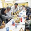 Opferfest bei der Alevitischen Gemeinde: Am Anfang steht ein gemeinsames Gebet, danach wird das Essen verteilt, gesegnet und dann gemeinsam gegessen.