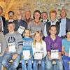 Die geehrten Sportler: Bürgermeister Rainer Kinzkofer und Sportabzeichenobmann Bernhard Kronewald mit den jüngsten und den besonders herausgestellten Jubiläums-Teilnehmern