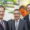 Teamarbeit in Sachen Gesundheit: Die beiden Orthopäden Prof. Dr. Maximilian Rudert (links) und PD Dr. Ulrich Nöth (rechts) sprachen über die Möglichkeiten, Knie und Hüfte zu erhalten oder durch das Einsetzen künstlicher Gelenke wieder in Ordnung zu bringen. Im Bild die beiden Mediziner mit AOK-Direktor Horst Keller.