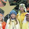 Kostümanprobe: (von links) Paula Klafke, Marie Nenner, Sonja Klafke und Linus Schaab haben sich gut auf den Sternsinger-Empfang von Bundeskanzlerin Angela Merkel vorbereitet.