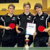 (z)   Der verlustpunktfreie Herbstmeister der 1. Kreisliga im Tischtennis im Kreis Rhön, SV Garitz, dominierte auch die Endrunde im Karl-Eckhardt-Pokalwettbewerb für Jungen in der Lollbachhalle Arnshausen. Im Finale bezwangen die Garitzer den TSV Arnshausen II mit 5:1. Die Garitzer gaben nur fünf Sätze ab und brachten durch ihren dritten Erfolg in Folge den Wanderpokal endgültig in ihren Besitz. Damit erreichten sie das Qualifikationsspiel im Februar, und bei der Bezirkspokalendrunde im März in Erlenbach könnte der im Vorjahr erreichte zweite Platz verbessert werden. Die siegreichen Spieler (von links): Maximilian Häring, Alexander Seidl und Philipp Werner. Es fehlt Benedikt Niebling.