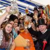Großartige Stimmmung beim Weisbacher Oktoberfest. Nach dem Festzug wurden auf dem Sportplatz noch getanzt.