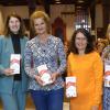 Psychologin Stefanie Mädel (Mitte) war als zweifache Mutter selber von Mental Load betroffen. Im historischen Rathaus sprach sie vor 120 Besucherinnen und Besuchern.