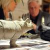 Mit einem Nashorn am Tisch: "Von Menschen und Tieren und einem ganz besonderen Koch" heißt die Ausstellung im Weinforum Franken.