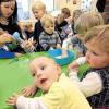 Alle Hände voll zu tun: Lisa Achtziger ist eine von inzwischen 15 Betreuerinnen und Kindergärtnerinnen die im s.Oliver Miniclub, den Betriebskindergarten auf dem Firmengeländes des Rottendorfer Modeherstellers arbeiten. Seit Anfang Januar werden dort 36 Vollzeit-Plätze unter der Trägerschaft des Bayerischen Roten Kreuzes angeboten.