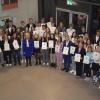 Landrätin Tamara Bischof zusammen mit den besten geehrten Absolventinnen und Absolventen aller Schulen des Landkreises.