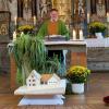 Auf dem Foto: Peter Herrmann, ehem. Pfarrer beim Festgottesdienst und Modell des Pfarrzentrums.