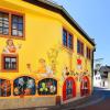 Das bunt bemaltes Fastnachtshaus im Altort Veitshöchheims.