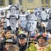 (lsw)   Rund 1200 Stuttgart-21-Gegner haben sich am Samstag auf dem Stuttgarter Schlossplatz versammelt, um kurz vor den geplanten Abrissarbeiten erneut gegen das Milliardenprojekt zu demonstrieren. Bei einer Kundgebung unter dem Motto „Wider den Sünden-Fall der Parkbäume und des Südflügels“ ging es unter anderem um juristische Fragen beim Bau des Tiefbahnhofs. „Wir fordern einen Stopp der Bauarbeiten, solange der Umbau zum unterirdischen Hauptbahnhof nicht komplett genehmigt ist und die Kosten sich noch erhöhen könnten“, so Hannes Rockenbauch, Sprecher des Aktionsbündnisses gegen Stuttgart 21. Rockenbauch rief dazu auf, den Finger immer wieder in die Wunde zu legen und das Projekt auch weiterhin kritisch zu hinterfragen sowie zu begleiten. Im Anschluss an die Demonstration ging es mit einem Schweigemarsch durch die Stuttgarter Innenstadt. In schwarzer Kleidung und mit weiß geschminkten Gesichtern zogen die S21-Gegner zum Südflügel des Hauptbahnhofs. Die Abrissarbeiten könnten dort schon kommende Woche beginnen.