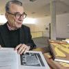 25 Jahre Arbeit in drei Bänden: Professor Karlheinz Müller im Gemeindezentrum „Shalom Europa“ mit der Edition zu den Grabsteinen vom mittelalterlichen jüdischen Friedhof in Würzburg.