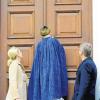 Wunsch nach Normalität: Bundespräsident Christian Wulff und seine Frau Bettina sehen zu, wie ein Sternsinger mit Kreide die traditionelle Segensbitte („Christus segne dieses Haus“) an ein Portal von Schloss Bellevue schreibt.