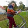 Tullio Tosolini freut sich über die neuen Sportgeräte in der Nähe von Seniorenheim und Tagespflege. Er stellt seinen Rollator zur Seite und trainiert unter offenem Himmel Bein- und Armmuskulatur.