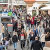Tausende Menschen strömen am Mantelsonntag 27.10.24 in die Würzburger Innenstadt zum Shoppen.