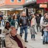 Tausende Menschen strömen am Mantelsonntag 27.10.24 in die Würzburger Innenstadt zum Shoppen.