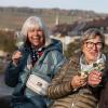 Ob Familientreffen, Wochenendausflug oder Hochzeit – die Alte Mainbrücke in Würzburg zieht Einheimische genauso an wie Urlaubsreisende. Am Samstag (26.10.24) tummeln sich bei Temperaturen um die 14 Grad zahlreiche Menschen auf dem historischen Wahrzeichen der Stadt.