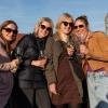 Ob Familientreffen, Wochenendausflug oder Hochzeit – die Alte Mainbrücke in Würzburg zieht Einheimische genauso an wie Urlaubsreisende. Am Samstag (26.10.24) tummeln sich bei Temperaturen um die 14 Grad zahlreiche Menschen auf dem historischen Wahrzeichen der Stadt.