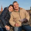 Ob Familientreffen, Wochenendausflug oder Hochzeit – die Alte Mainbrücke in Würzburg zieht Einheimische genauso an wie Urlaubsreisende. Am Samstag (26.10.24) tummeln sich bei Temperaturen um die 14 Grad zahlreiche Menschen auf dem historischen Wahrzeichen der Stadt.