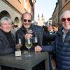 Ob Familientreffen, Wochenendausflug oder Hochzeit – die Alte Mainbrücke in Würzburg zieht Einheimische genauso an wie Urlaubsreisende. Am Samstag (26.10.24) tummeln sich bei Temperaturen um die 14 Grad zahlreiche Menschen auf dem historischen Wahrzeichen der Stadt.
