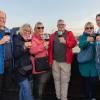 Ob Familientreffen, Wochenendausflug oder Hochzeit – die Alte Mainbrücke in Würzburg zieht Einheimische genauso an wie Urlaubsreisende. Am Samstag (26.10.24) tummeln sich bei Temperaturen um die 14 Grad zahlreiche Menschen auf dem historischen Wahrzeichen der Stadt.