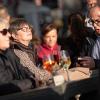 Ob Familientreffen, Wochenendausflug oder Hochzeit – die Alte Mainbrücke in Würzburg zieht Einheimische genauso an wie Urlaubsreisende. Am Samstag (26.10.24) tummeln sich bei Temperaturen um die 14 Grad zahlreiche Menschen auf dem historischen Wahrzeichen der Stadt.