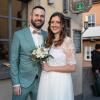 Ob Familientreffen, Wochenendausflug oder Hochzeit – die Alte Mainbrücke in Würzburg zieht Einheimische genauso an wie Urlaubsreisende. Am Samstag (26.10.24) tummeln sich bei Temperaturen um die 14 Grad zahlreiche Menschen auf dem historischen Wahrzeichen der Stadt.