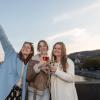 Ob Familientreffen, Wochenendausflug oder Hochzeit – die Alte Mainbrücke in Würzburg zieht Einheimische genauso an wie Urlaubsreisende. Am Samstag (26.10.24) tummeln sich bei Temperaturen um die 14 Grad zahlreiche Menschen auf dem historischen Wahrzeichen der Stadt.
