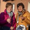 Ob Familientreffen, Wochenendausflug oder Hochzeit – die Alte Mainbrücke in Würzburg zieht Einheimische genauso an wie Urlaubsreisende. Am Samstag (26.10.24) tummeln sich bei Temperaturen um die 14 Grad zahlreiche Menschen auf dem historischen Wahrzeichen der Stadt.