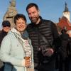 Ob Familientreffen, Wochenendausflug oder Hochzeit – die Alte Mainbrücke in Würzburg zieht Einheimische genauso an wie Urlaubsreisende. Am Samstag (26.10.24) tummeln sich bei Temperaturen um die 14 Grad zahlreiche Menschen auf dem historischen Wahrzeichen der Stadt.