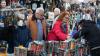 Zahlreiche Menschen besuchen am Sonntag (03.11.24) den Wintermarkt in der Innenstadt von Ochsenfurt.  Mittags öffneten auch die Einzelhändler ihre Türen.