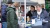 Zahlreiche Menschen besuchen am Sonntag (03.11.24) den Wintermarkt in der Innenstadt von Ochsenfurt.  Mittags öffneten auch die Einzelhändler ihre Türen.