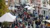 Zahlreiche Menschen besuchen am Sonntag (03.11.24) den Wintermarkt in der Innenstadt von Ochsenfurt.  Mittags öffneten auch die Einzelhändler ihre Türen.