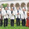 (iwi)   Am Samstag, 28. Januar, um 19.30 Uhr treffen im Großen Saal des Regentenbaus in Bad Kissingen unter der Leitung von Elena Iossifova, in einem Sonderkonzert Zigeunerswing und Salonorchester aufeinander. Auf dem Programm stehen Werke wie die Ungarischen Tänze von Johannes Brahms, die Ungarische Rhapsodie von Frank Liszt oder „Pique Dame“ von Franz von Suppé. Ebenfalls werden Werke von Emmerich Kálmán nicht fehlen. Ungarn hat einen wesentlichen Einfluss auf die europäische Musikgeschichte ausgeübt. Man denke in diesem Zusammenhang an die Zigeunermusik und die Zigeunertänze wie Verbunkos und Csárdás. Viele Komponisten des 19. Jahrhunderts wie Brahms oder Liszt haben sich davon inspirieren lassen und das Bild von ungarischer Volksmusik mitgeprägt, was zur Popularisierung der so genannten Zigeuner-Tonleiter führte und ihrer übermäßigen Sekundschritte. Das erste Sonderkonzert des Kurorchesters bietet einen Streifzug durch diese Musik. Die Moderation hat Jutta Dieing. Mitwirkende sind Elena Iossifova, Jürgen Back, Joachim Bannasch, Eduard Bering, Ryszard Biernacki, Janusch Duda, Roman Riedel, Reinhold Roth, Christoph Staschowsky, Rainer Uebel, Gregor Winkler, Ilia Zhukovski.