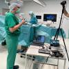 Dr. Volker Fackeldey doziert international bei einer Hernienoperation. Dr. Volker Fackeldey doziert international bei einer Hernienoperation.
