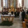 Die Parforcehornbläser des Jagdschutzvereins Schweinfurt umrahmen die Hubertusmesse des Jagdschutzvereins Schweinfurt musikalisch. Rechts im Bild Pfarrer Thomas Amrehn.