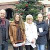 Weihnachtsstern 2011: Peter Welzenbach (links) und Bürgermeister Franz Schüßler (rechts) gratulierten den Gewinnerinnen Marion Eck, Anita Czaker und Lore Hartl (von links).