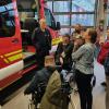 Kommandant Bernhard Nees führte die Bewohnerinnen und Bewohner des Lebenshilfe-MSP-Wohnheims Marktheidenfeld durch die neue Feuerwache in Marktheidenfeld.